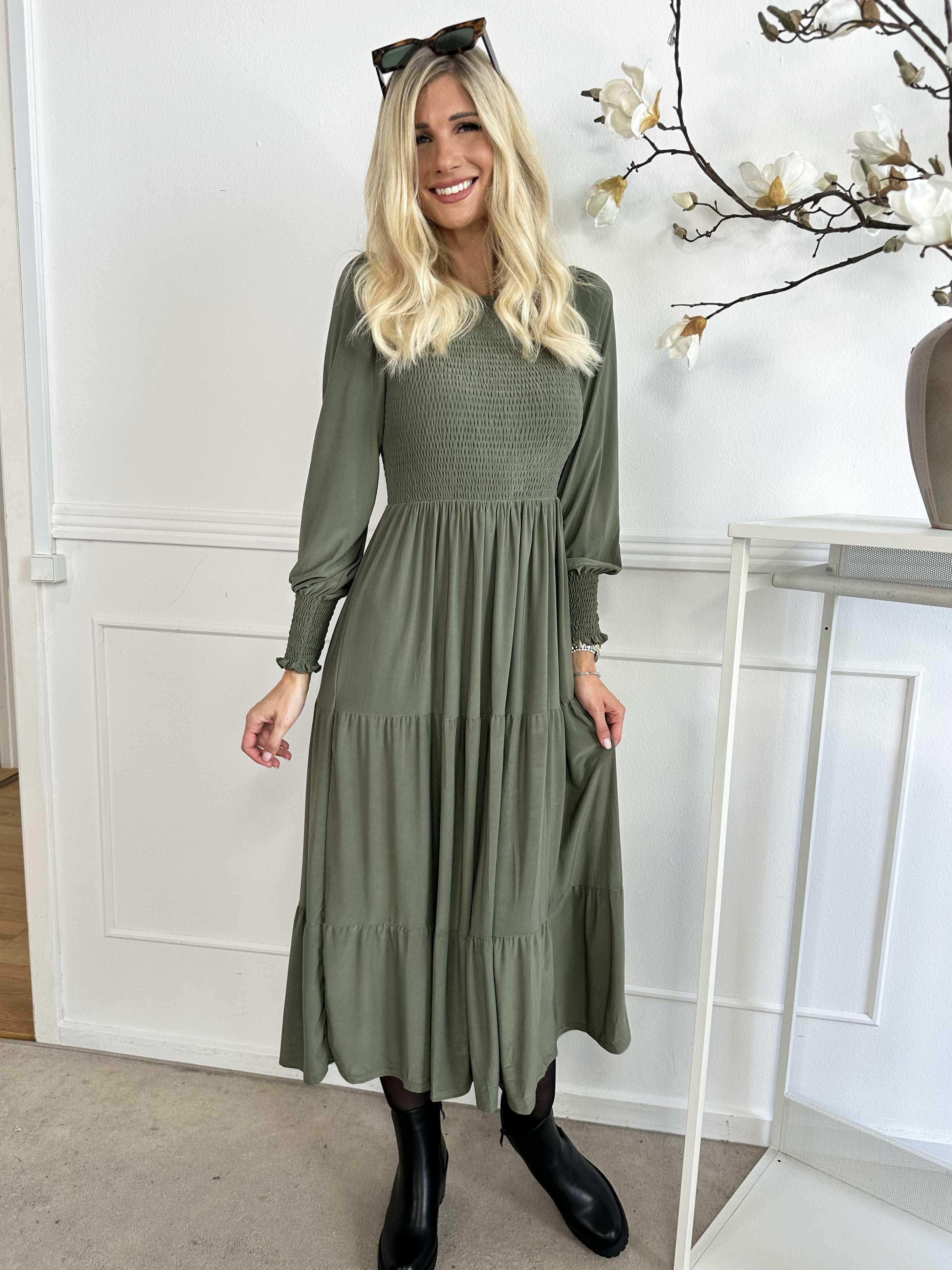 Kelly Long - Elastisk kjole med smock henover brystet